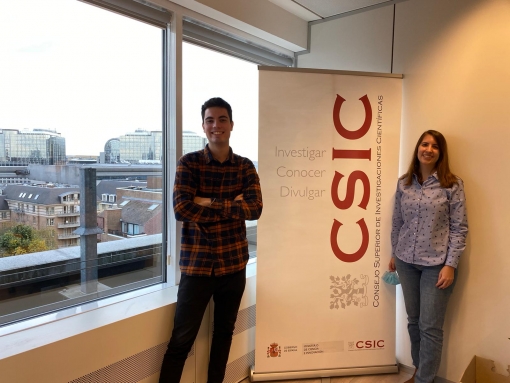 Juan Llanos y Celia García en la Delegación del CSIC en Bruselas Estudiantes de Erasmus+ en la Delegación del CSIC en Bruselas